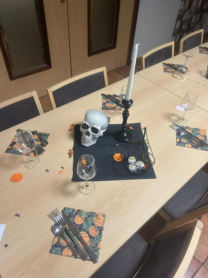 🎃 Demain, ça va faire peur au Club Barrabino… Les sorcières sont prêtes, les citrouilles…